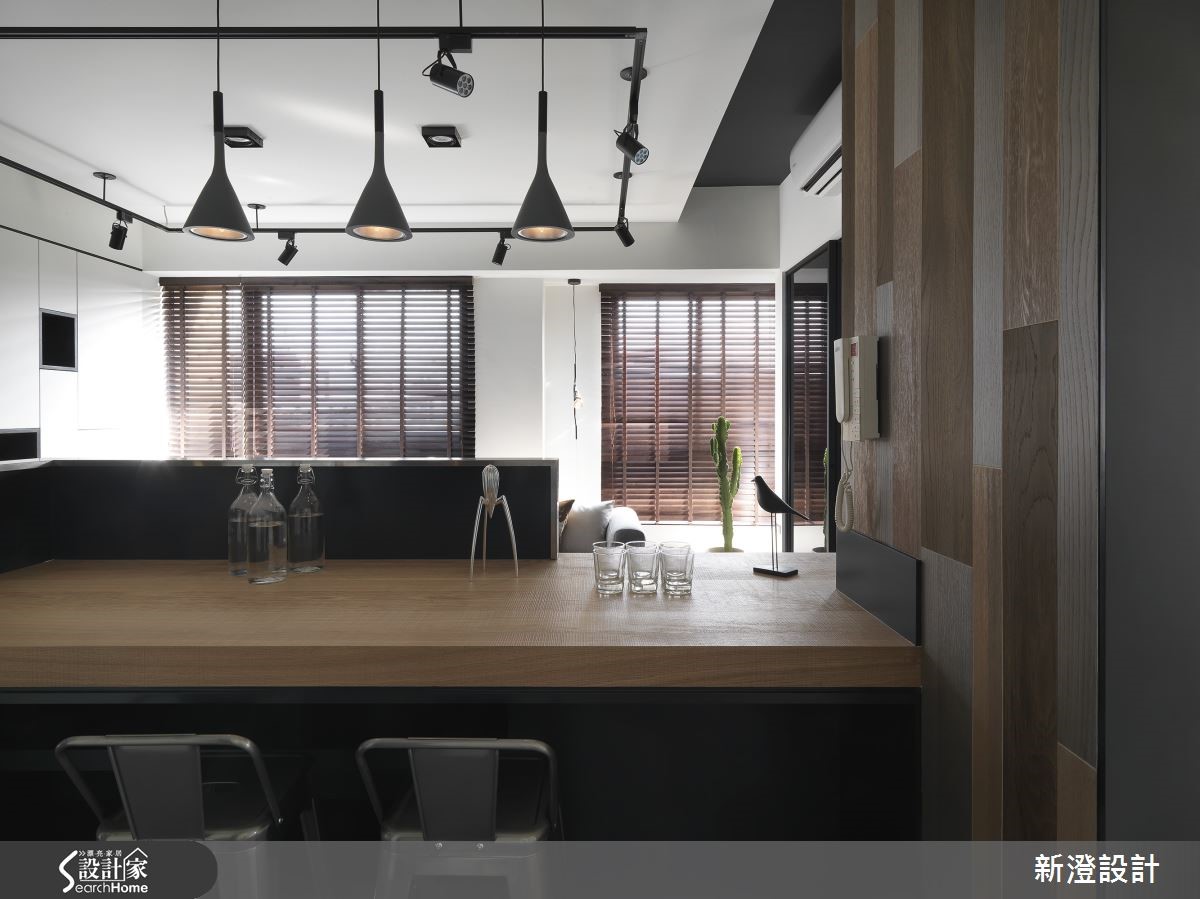 位於台中的 28 坪居所，格局 2 房 2 廳，設計師挹注隨